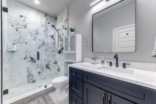 Chic & Spacious 4 Bedroom 3 Full Bathrooms Retreat in West Tampa and Pvt Backyard - Tampa - 9