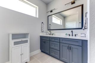 Chic & Spacious 4 Bedroom 3 Full Bathrooms Retreat in West Tampa and Pvt Backyard - Tampa - 8