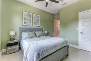 Chic & Spacious 4 Bedroom 3 Full Bathrooms Retreat in West Tampa and Pvt Backyard - Tampa - 7