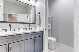Chic & Spacious 4 Bedroom 3 Full Bathrooms Retreat in West Tampa and Pvt Backyard - Tampa - 6
