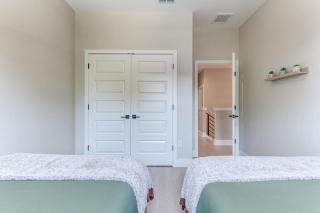 Chic & Spacious 4 Bedroom 3 Full Bathrooms Retreat in West Tampa and Pvt Backyard - Tampa - 4