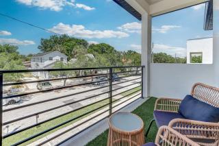 Chic & Spacious 4 Bedroom 3 Full Bathrooms Retreat in West Tampa and Pvt Backyard - Tampa - 2