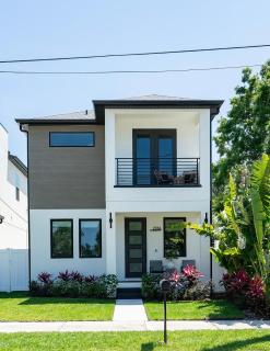Chic & Spacious 4 Bedroom 3 Full Bathrooms Retreat in West Tampa and Pvt Backyard - Tampa - 1