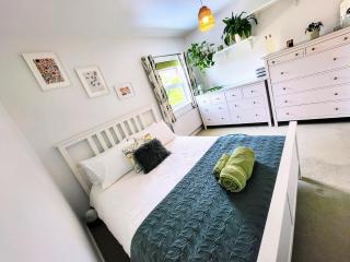 Serene Home with Spacious Garden - Worcester - 4
