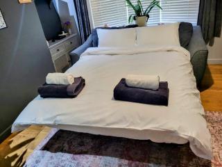 Serene Home with Spacious Garden - Worcester - 3