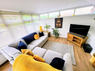 Serene Home with Spacious Garden - Worcester - 0