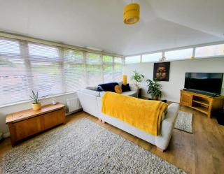 Serene Home with Spacious Garden - Worcester - 8