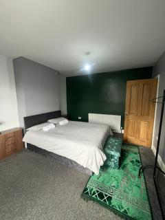 Giga Residential 4 Bedrooms, 8 guests , Near City Centre, Arcade Machine, Sky TV, Netflix, Free Wifi, Free Parking - Newcastle - 6