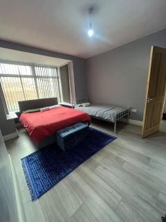 Giga Residential 4 Bedrooms, 8 guests , Near City Centre, Arcade Machine, Sky TV, Netflix, Free Wifi, Free Parking - Newcastle - 9