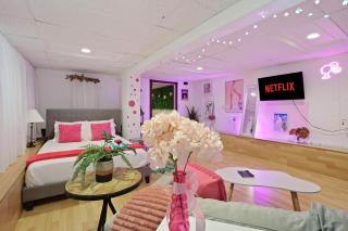 Barbiecore Dream Pad in Sacramento - Sacramento - 0