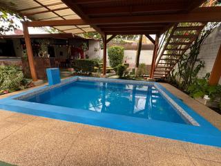 Villas Ela en Bahía Ballena Uvita hermosas habitaciones privadas grandes, cerca de playa con piscina,cocina,jacuzzi,aire acondicionado,tv, baño privado,parqueo gratis y terraza - 9