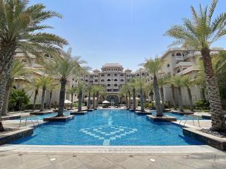 VayK - Stylish 1BR with Secluded Beach Access in Palm Jumeirah - 1