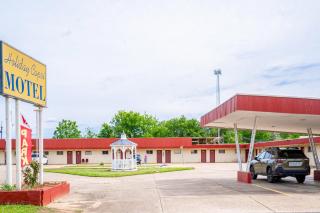 OYO Holiday Capri Motel & Rv Park - 9