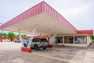 OYO Holiday Capri Motel & Rv Park - 8