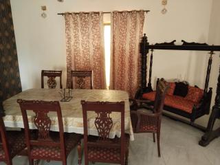 Corner villa - - 5