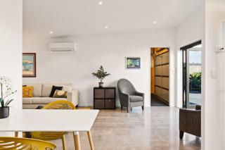 120m to Wainui Beach - Modern Coastal Unit - Gisborne - 2