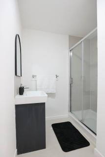1-Bed Apt, Sofa Bed & Kitchen - Birmingham - 2