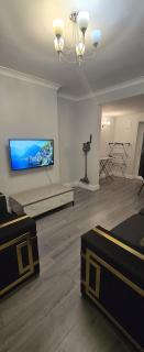 Newland House, Serviced Accommodation - Frodingham - 0