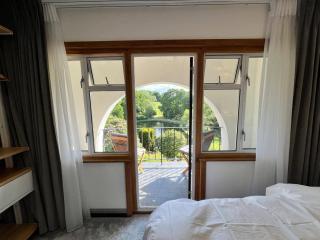 Inviting 5-Bed House with fishing lake in Devizes - Devizes - 5