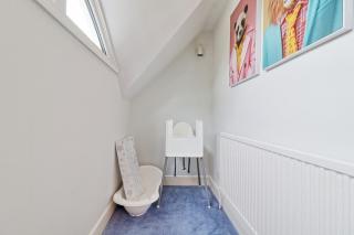 Luxury 4-Bed Family Home in Epping with Parking by LMV Property - Epping - 3
