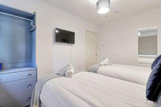 Luxury 4-Bed Family Home in Epping with Parking by LMV Property - Epping - 2