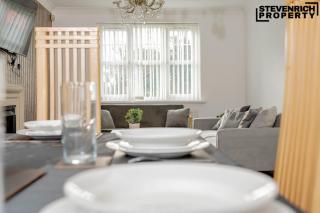 Long Stay Wolverhampton Large 5-Bed Sleeps 9 WiFi - - 6