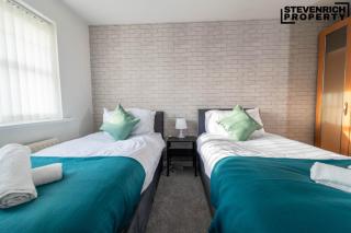 Long Stay Wolverhampton Large 5-Bed Sleeps 9 WiFi - - 3