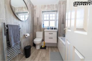 Long Stay Wolverhampton Large 5-Bed Sleeps 9 WiFi - 6