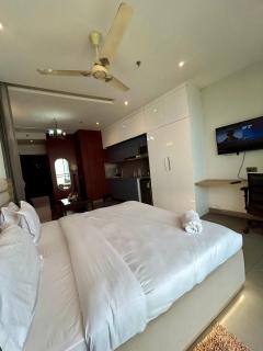 SkyHigh Stays - Noida - 3