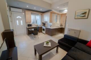Modern & Lovely Apartment Downtown Near Acropolis - Athens - 1