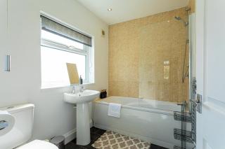 Wolverhampton 4 Bed home, Sleeps 7, Parking - Tettenhall - 7