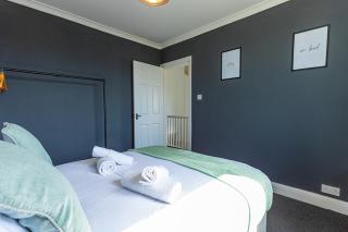 Wolverhampton 4 Bed home, Sleeps 7, Parking - 6