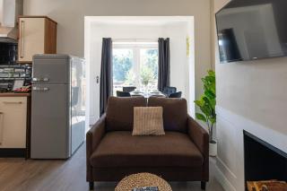 Wolverhampton 4 Bed home, Sleeps 7, Parking - Tettenhall - 4