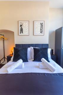 Wolverhampton 4 Bed home, Sleeps 7, Parking - 0