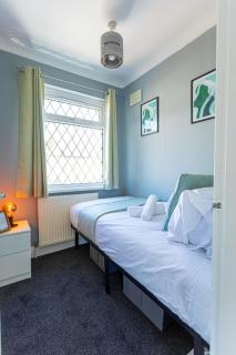 Wolverhampton 4 Bed home, Sleeps 7, Parking - 3