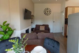 Wolverhampton 4 Bed home, Sleeps 7, Parking - Tettenhall - 2