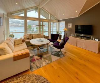 Seaside Cabin With Private Pier In Eidsvåg - Eidsvåg - 2