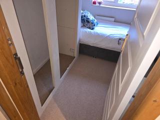 The Holbein Three bedroom home near tilgate park private parking and garden - Crawley - 1