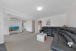 KozyGuru | Blacktown | Peaceful 3B House - 0