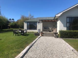Downtown Wanaka, private house with huge backyard - 0