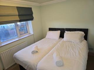 The Holbein Three bedroom home near tilgate park private parking and garden - Crawley - 4