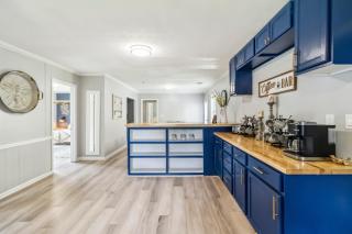 5BR with Game Room & Huge Backyard - 1