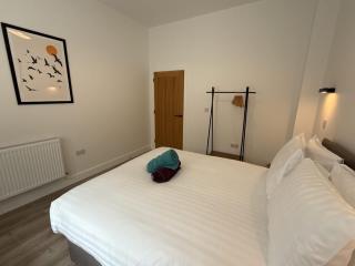 Luxury 2 bedroom 2 bathroom All ground floor centrally located - 1 Queen Street - Ashbrook Serviced Apartments - 2