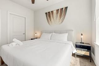Poolside Luxury 1BR w Private Patio - Austin - 9