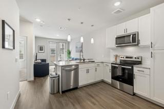 Poolside Luxury 1BR w Private Patio - Austin - 8