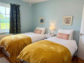 Comfortable Home in Quiet Coastal Community - Glenard - 5