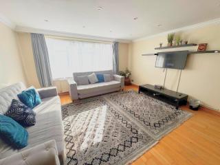 Spacious 3BR Apartment Near Top Attractions! - Londra - 0