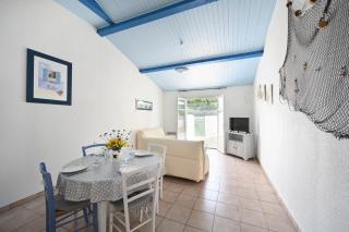 080 Domaine 80 Courtyard, pool, tennis - 1