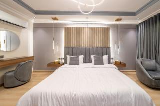 Luxuries Apt,Self-Entry,65 4K TV Smart A4 - Riyad - 9