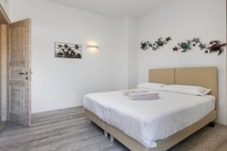 The Square Rooms and Suites - 9